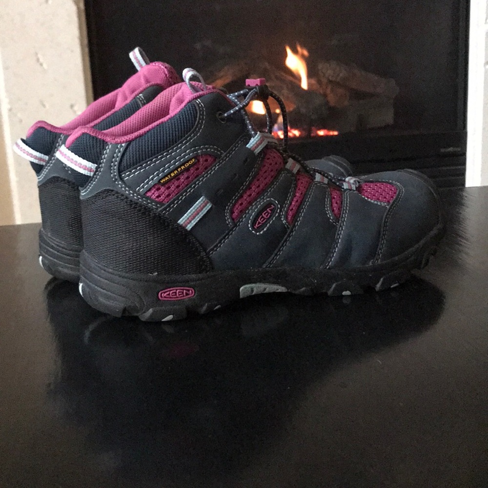 Girls Keen Waterproof hiking boots. Size 3